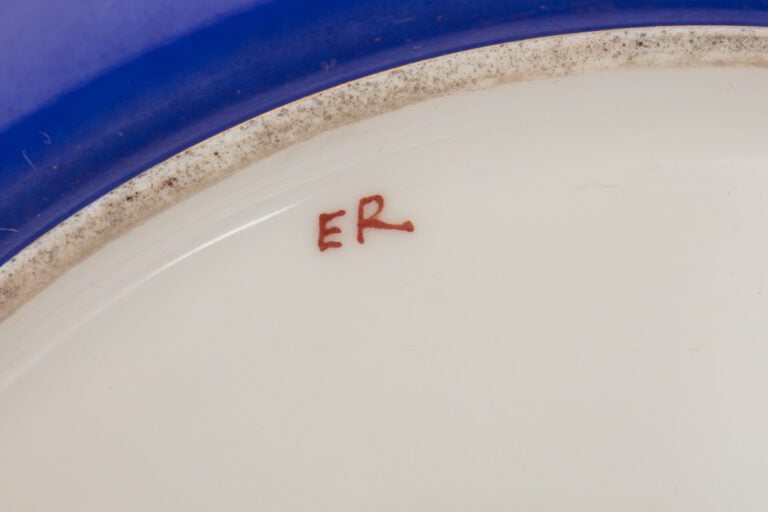SEVRES - Paire de tasses et leurs sous-tasses munies d'anses guillochées, décor…