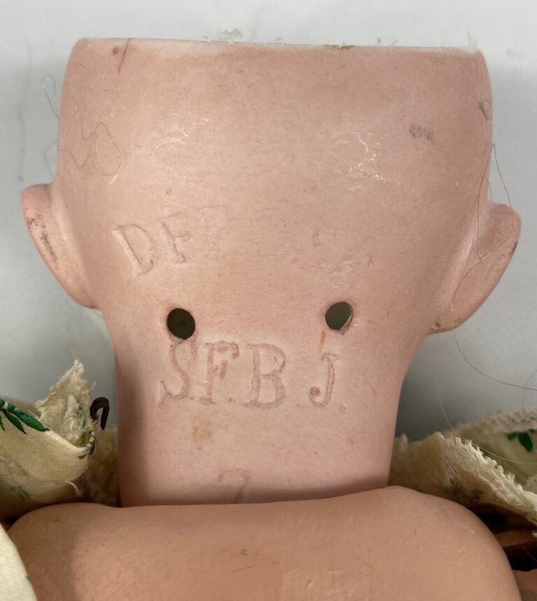 SFBJ - Poupée corps articulé en composition, tête en porcelaine, yeux mobiles,…