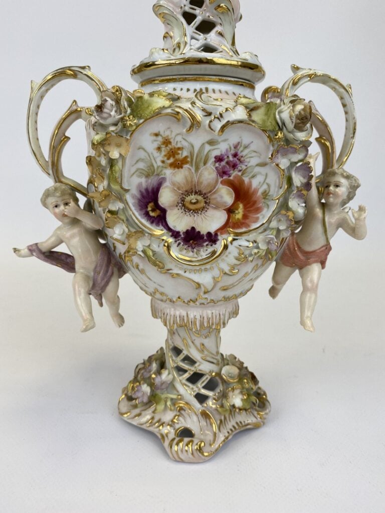 SITZENDORF - Allemagne, XIXe - Pot pourri couvert à décor fleuri et chérubins -…