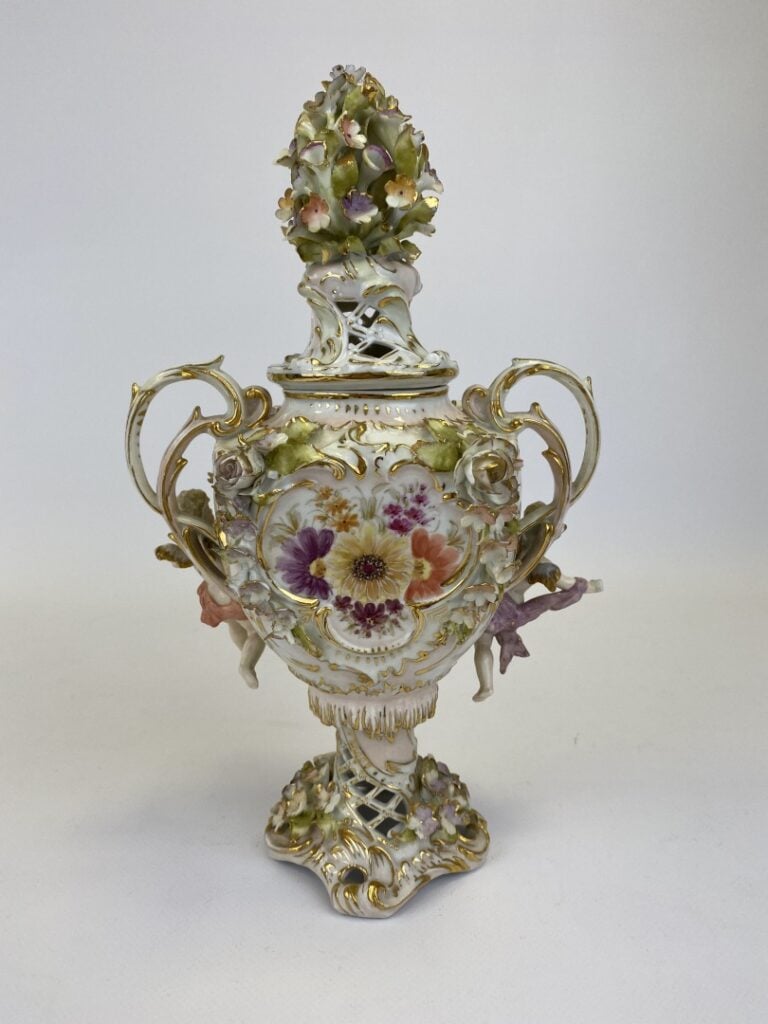 SITZENDORF - Allemagne, XIXe - Pot pourri couvert à décor fleuri et chérubins -…