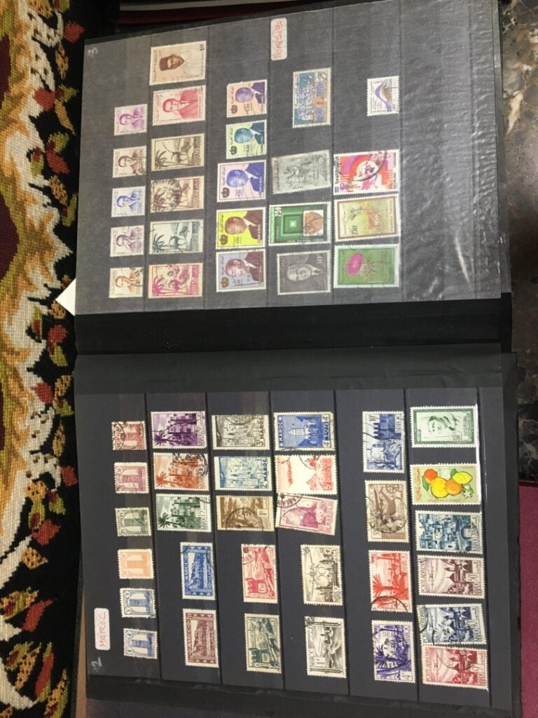 Six albums de cartes postales et timbres, France et International (Europe, Asie…