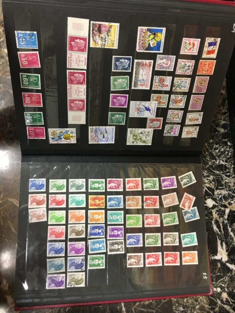 Six albums de cartes postales et timbres, France et International (Europe, Asie…