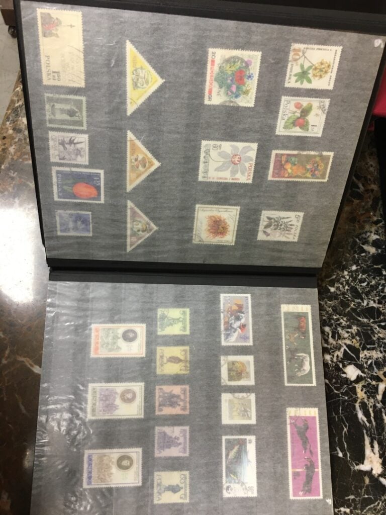 Six albums de cartes postales et timbres, France et International (Europe, Asie…