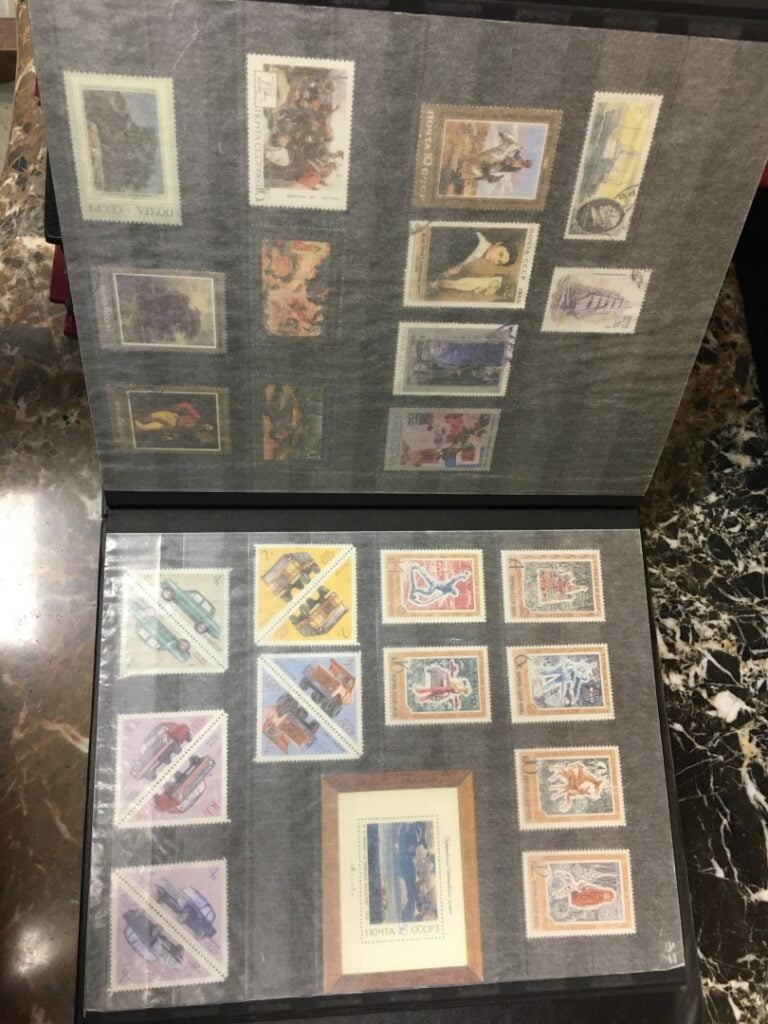 Six albums de cartes postales et timbres, France et International (Europe, Asie…