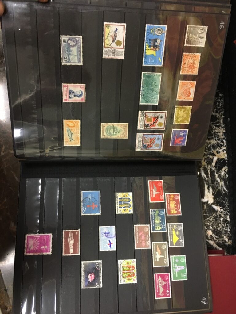 Six albums de cartes postales et timbres, France et International (Europe, Asie…