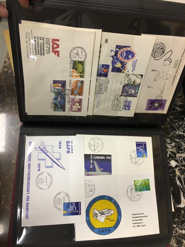 Six albums de cartes postales et timbres, France et International (Europe, Asie…