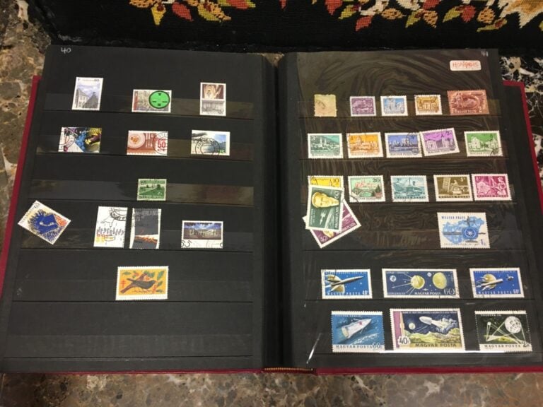 Six albums de cartes postales et timbres, France et International (Europe, Asie…