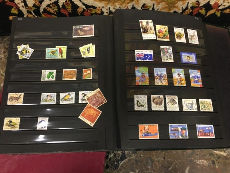 Six albums de cartes postales et timbres, France et International (Europe, Asie…