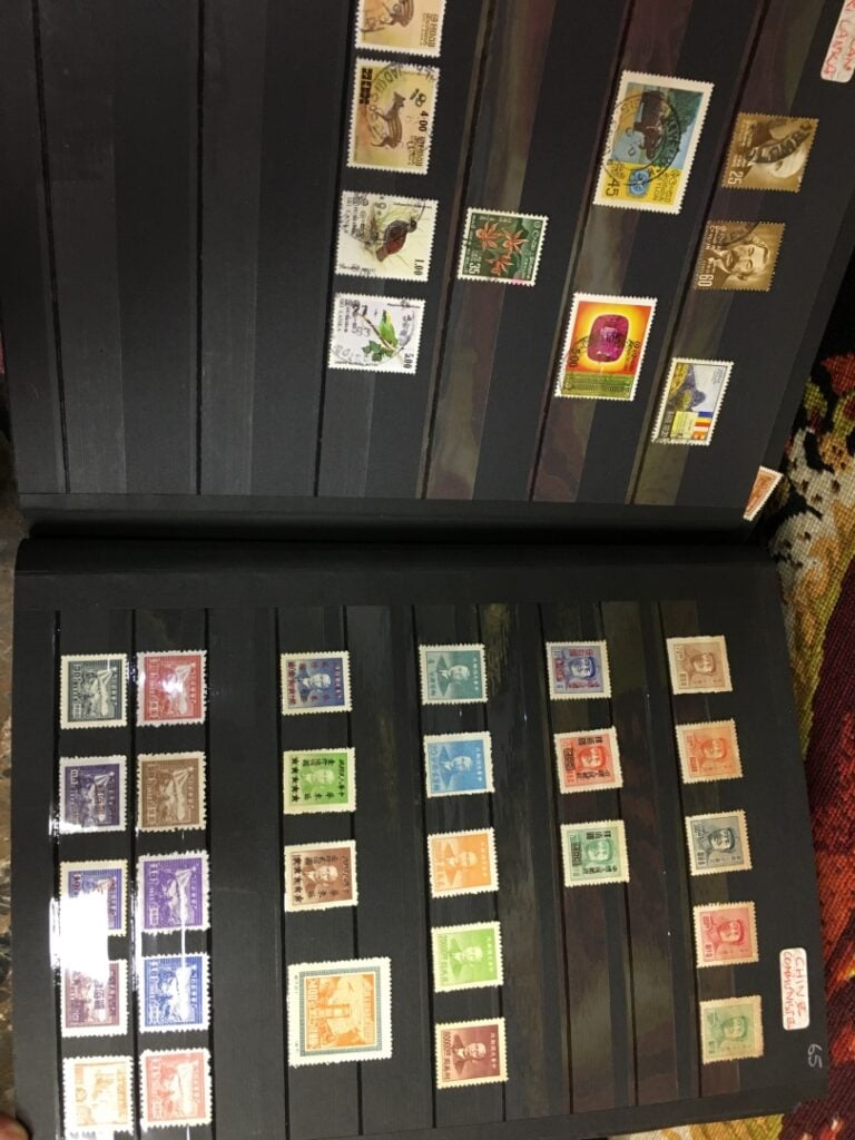 Six albums de cartes postales et timbres, France et International (Europe, Asie…
