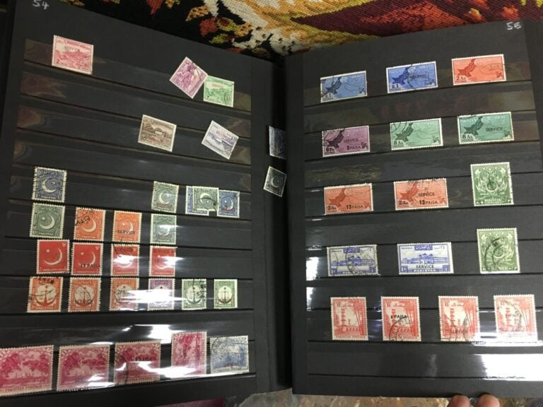 Six albums de cartes postales et timbres, France et International (Europe, Asie…
