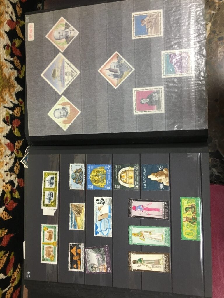 Six albums de cartes postales et timbres, France et International (Europe, Asie…