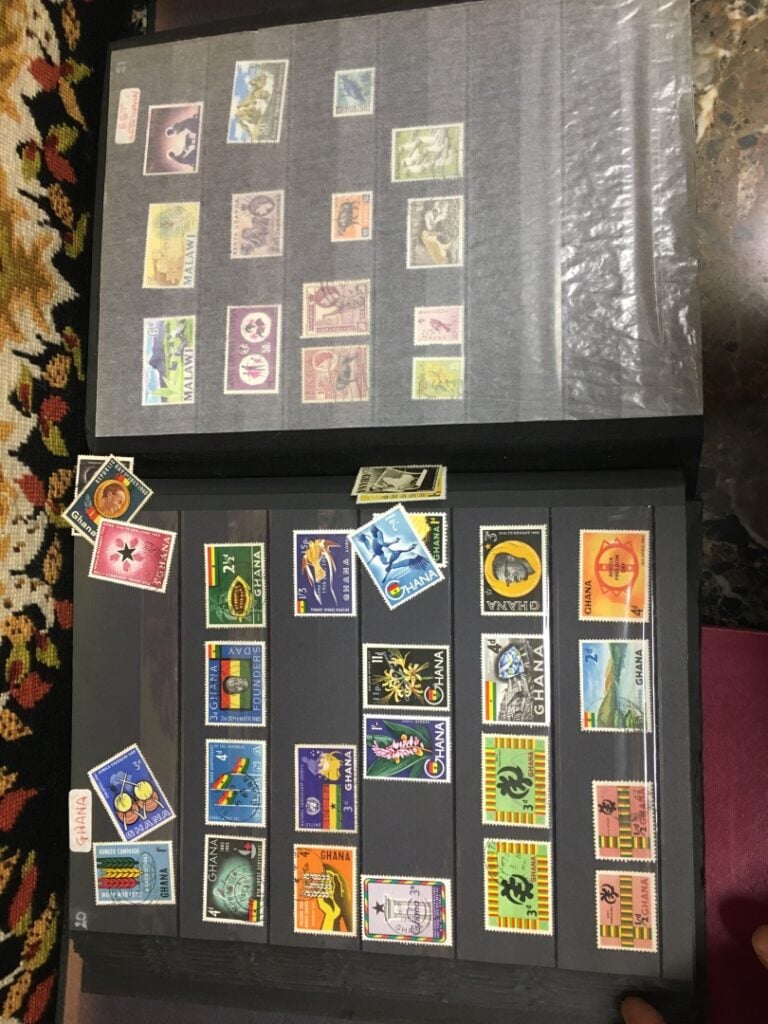 Six albums de cartes postales et timbres, France et International (Europe, Asie…