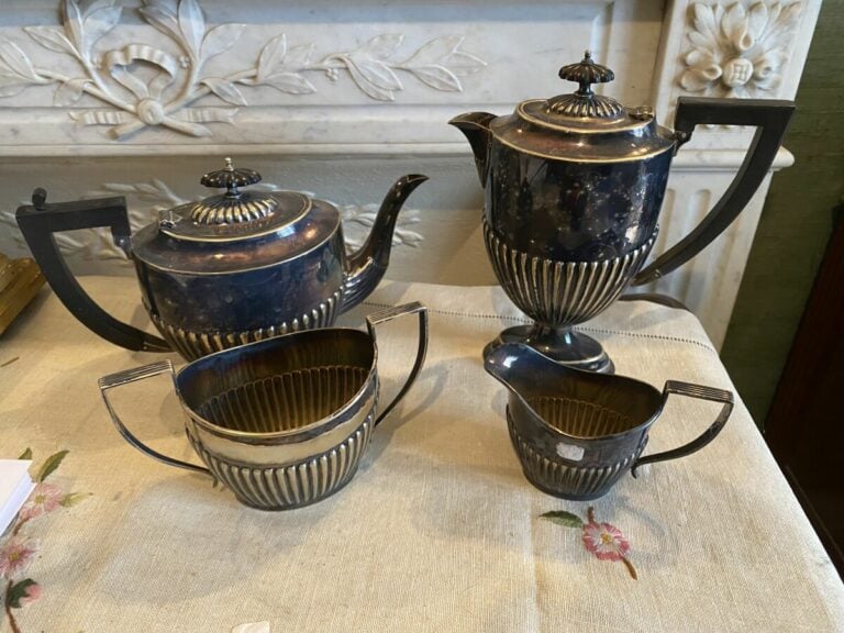 Six couteaux manches nacre et lames acier. - On joint deux services à thé café…