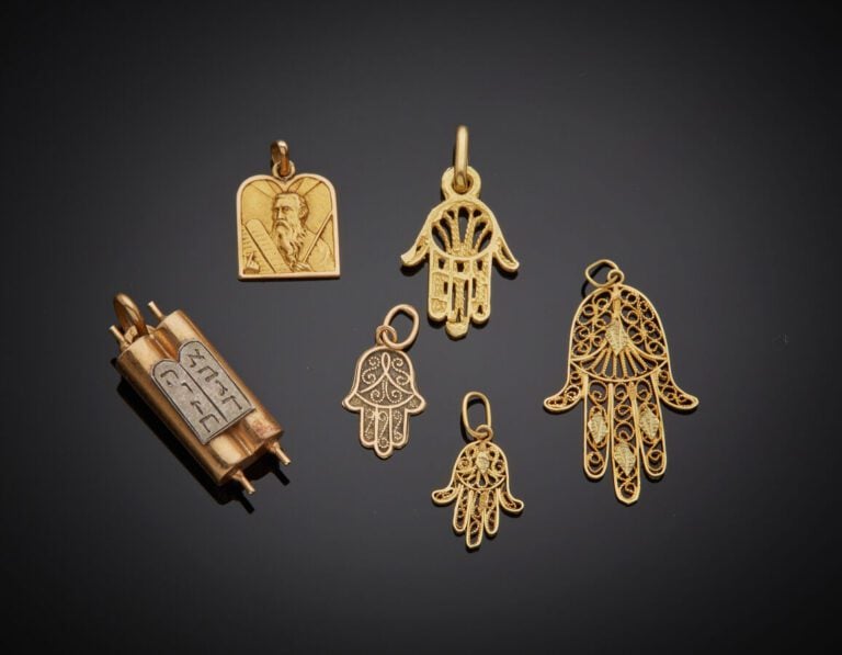 Six PENDENTIFS en or jaune (750‰) comprenant quatre mains de Fatma, une table d…