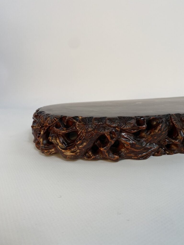 SOCLE / PLATEAU MONOXYLE SCULPTE - Chine, - De forme oblongue, le plateau lisse…