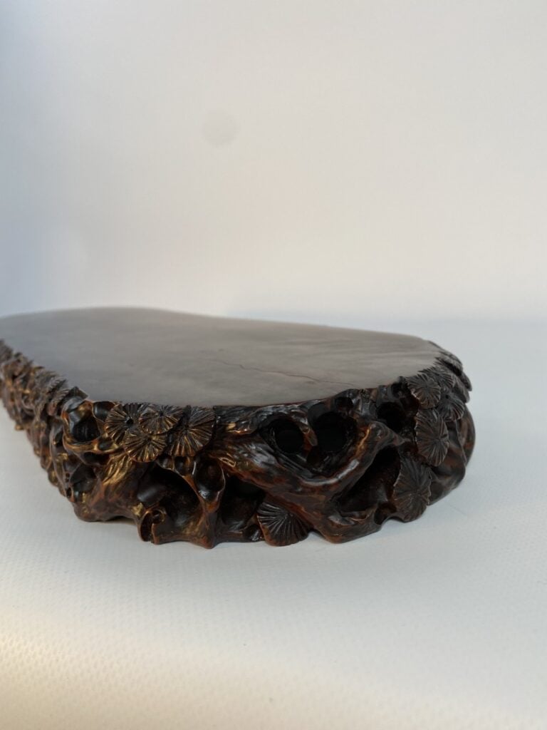 SOCLE / PLATEAU MONOXYLE SCULPTE - Chine, - De forme oblongue, le plateau lisse…