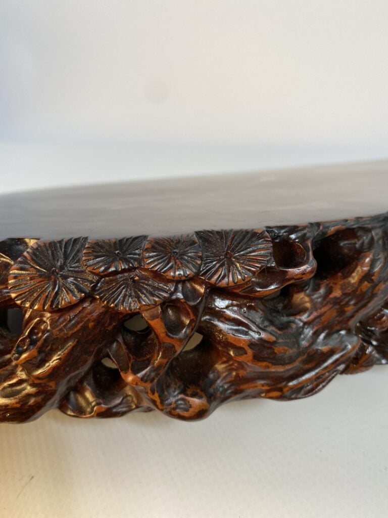SOCLE / PLATEAU MONOXYLE SCULPTE - Chine, - De forme oblongue, le plateau lisse…