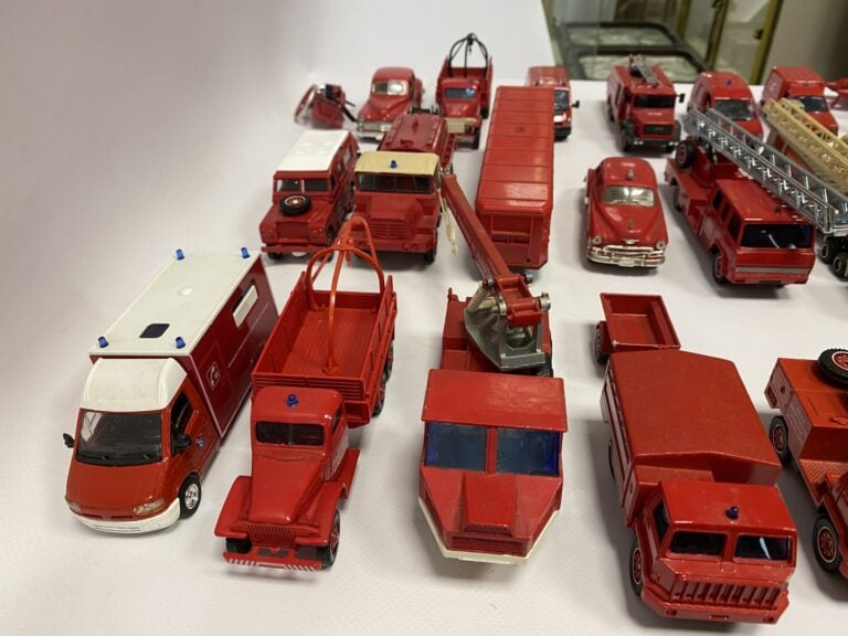 SOLIDO. - Collection de quarante-neuf véhicules de pompiers, pays divers, un hé…