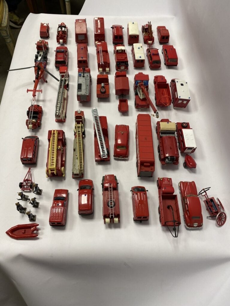SOLIDO. - Collection de quarante-neuf véhicules de pompiers, pays divers, un hé…