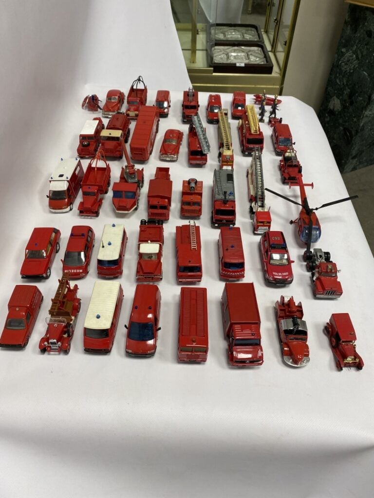 SOLIDO. - Collection de quarante-neuf véhicules de pompiers, pays divers, un hé…