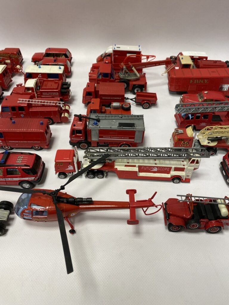 SOLIDO. - Collection de quarante-neuf véhicules de pompiers, pays divers, un hé…