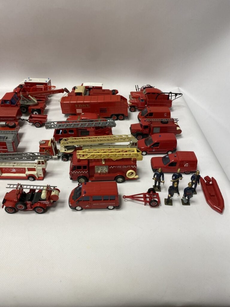 SOLIDO. - Collection de quarante-neuf véhicules de pompiers, pays divers, un hé…