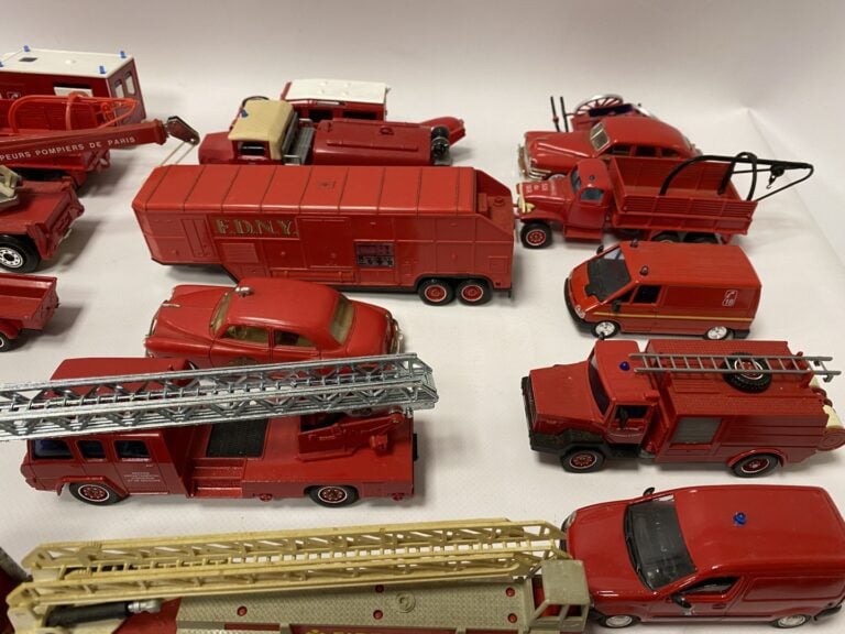 SOLIDO. - Collection de quarante-neuf véhicules de pompiers, pays divers, un hé…