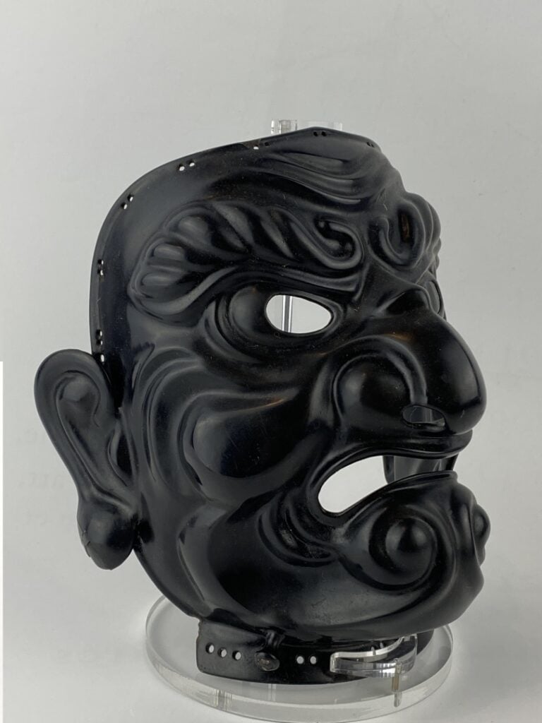 Somen - Japon, - En laque noire, le front plissé, les sourcils froncés, la bouc…