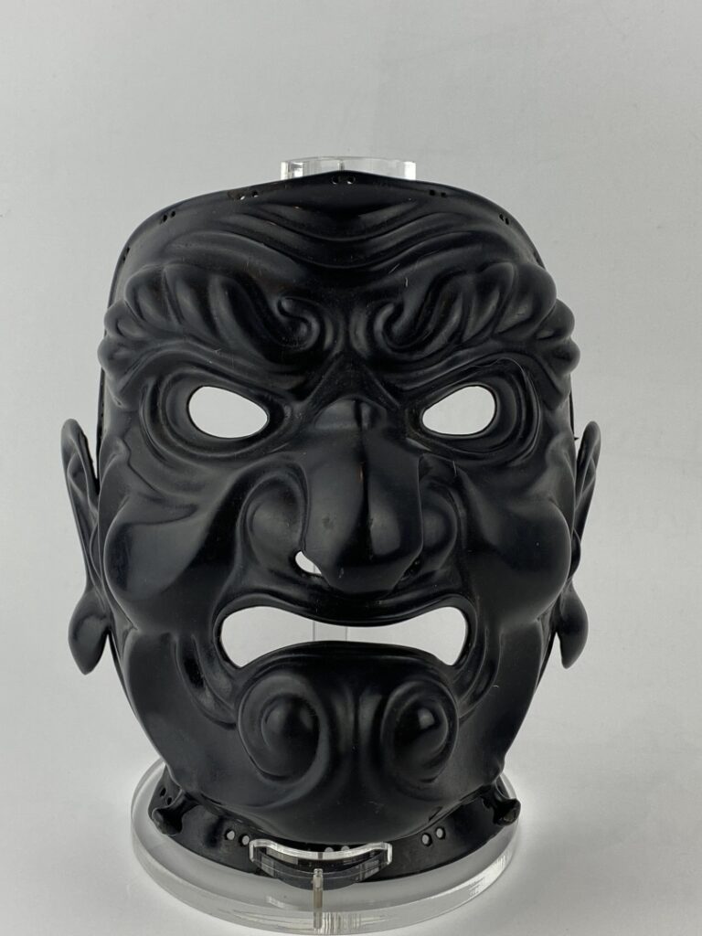 Somen - Japon, - En laque noire, le front plissé, les sourcils froncés, la bouc…