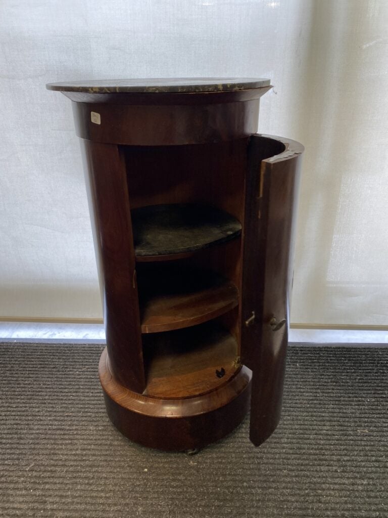 Somno en acajou et placage d'acajou ouvrant par une porte, dessus de marbre gri…