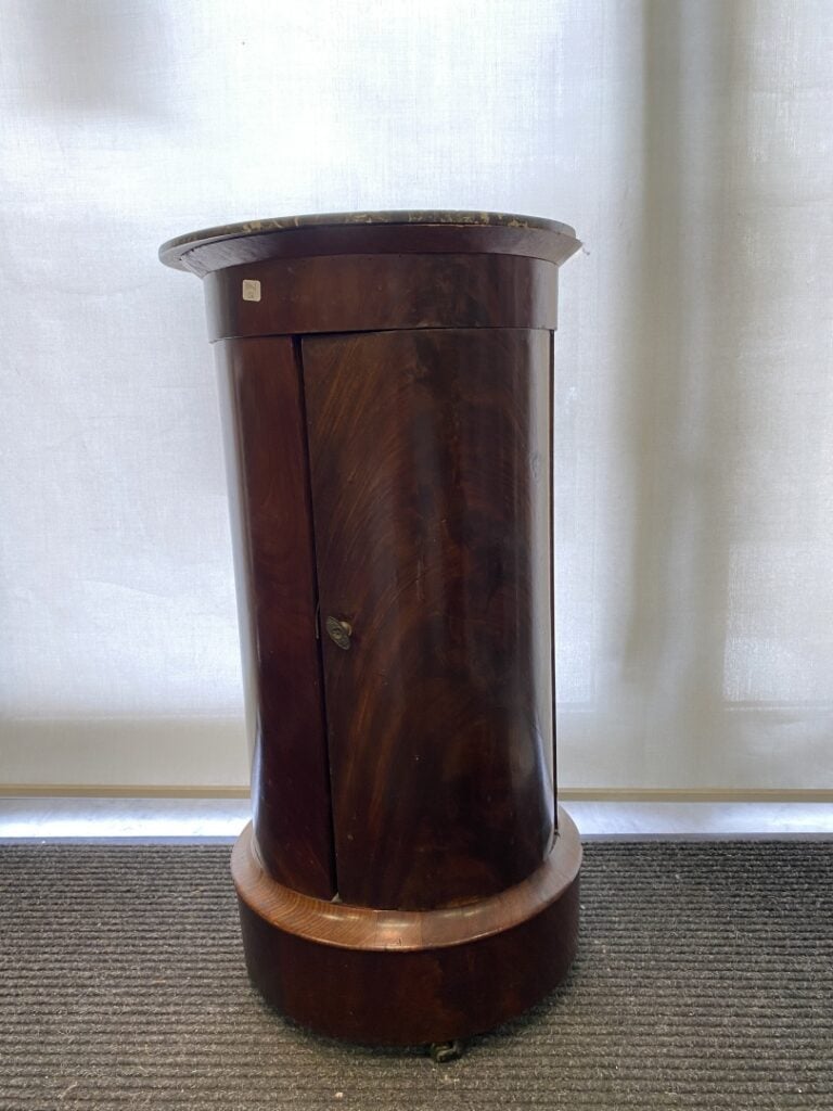 Somno en acajou et placage d'acajou ouvrant par une porte, dessus de marbre gri…