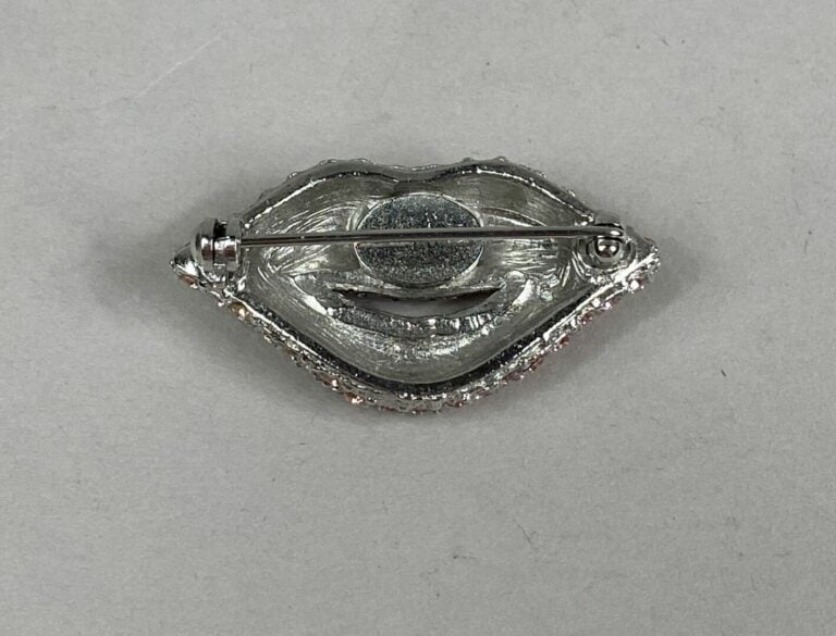 Sonia RYKIEL - Broche en forme de bouche en métal pavé de strass roses - Signée…