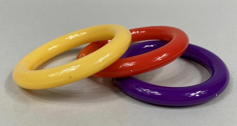 Sonia RYKIEL - Lot de trois bracelets joncs en plastique de couleur violet, cor…