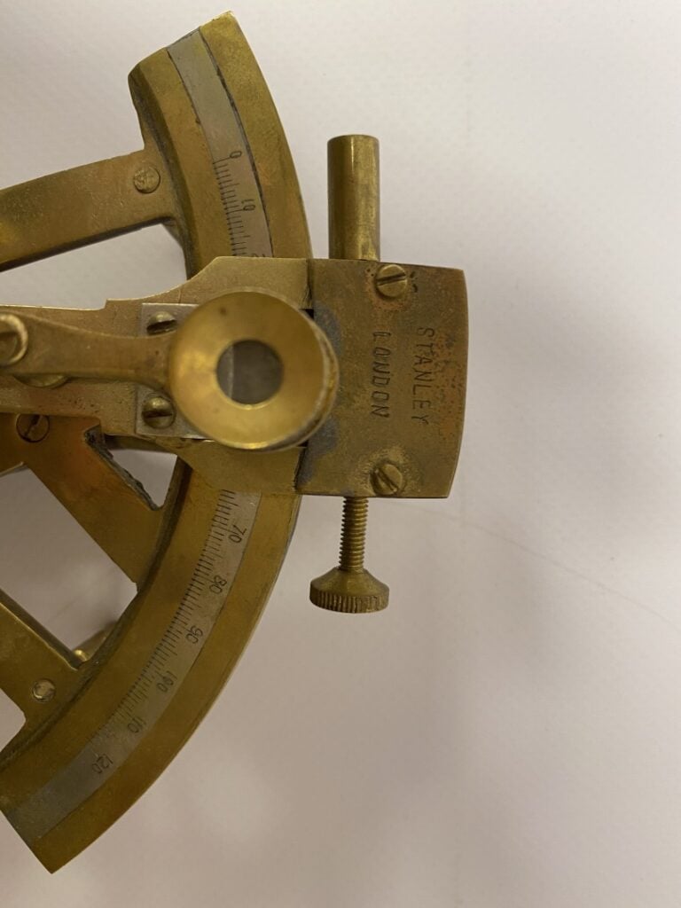STANLEY LONDON. - Sextant en laiton. - Dans une boite en acajou incrustée d'une…