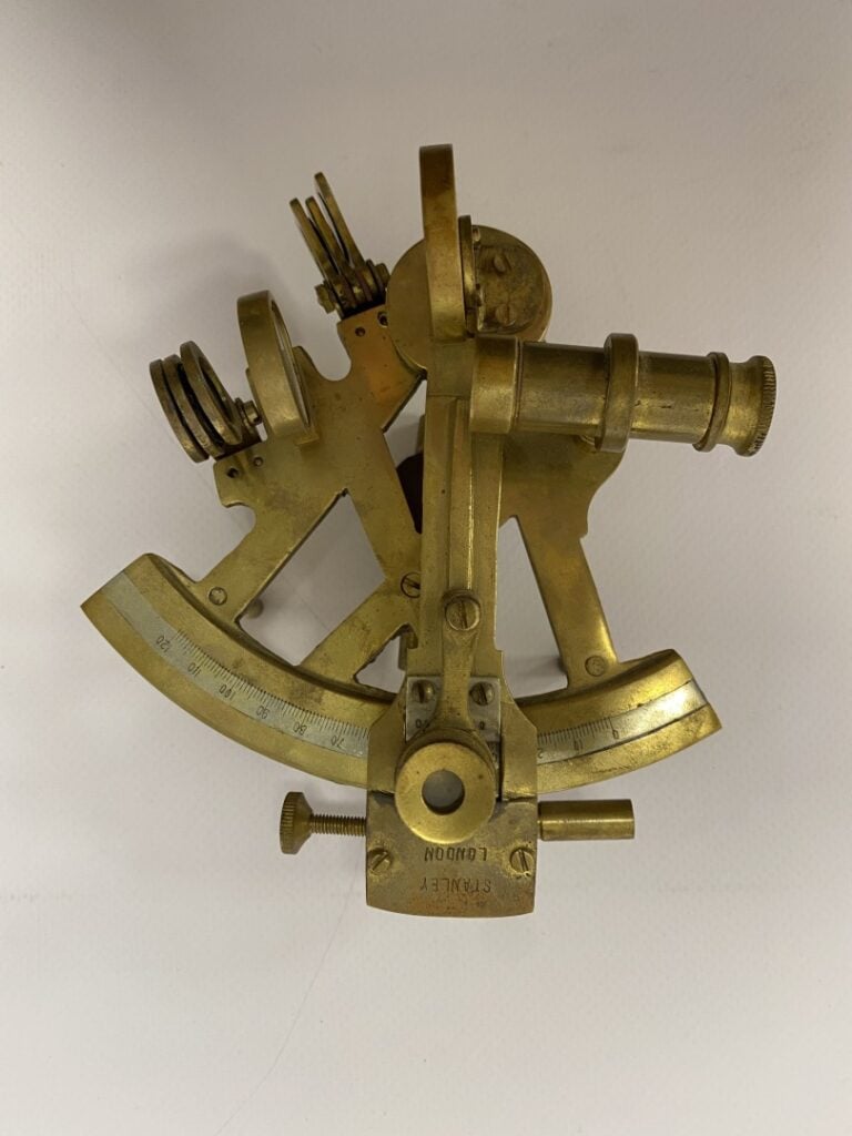 STANLEY LONDON. - Sextant en laiton. - Dans une boite en acajou incrustée d'une…