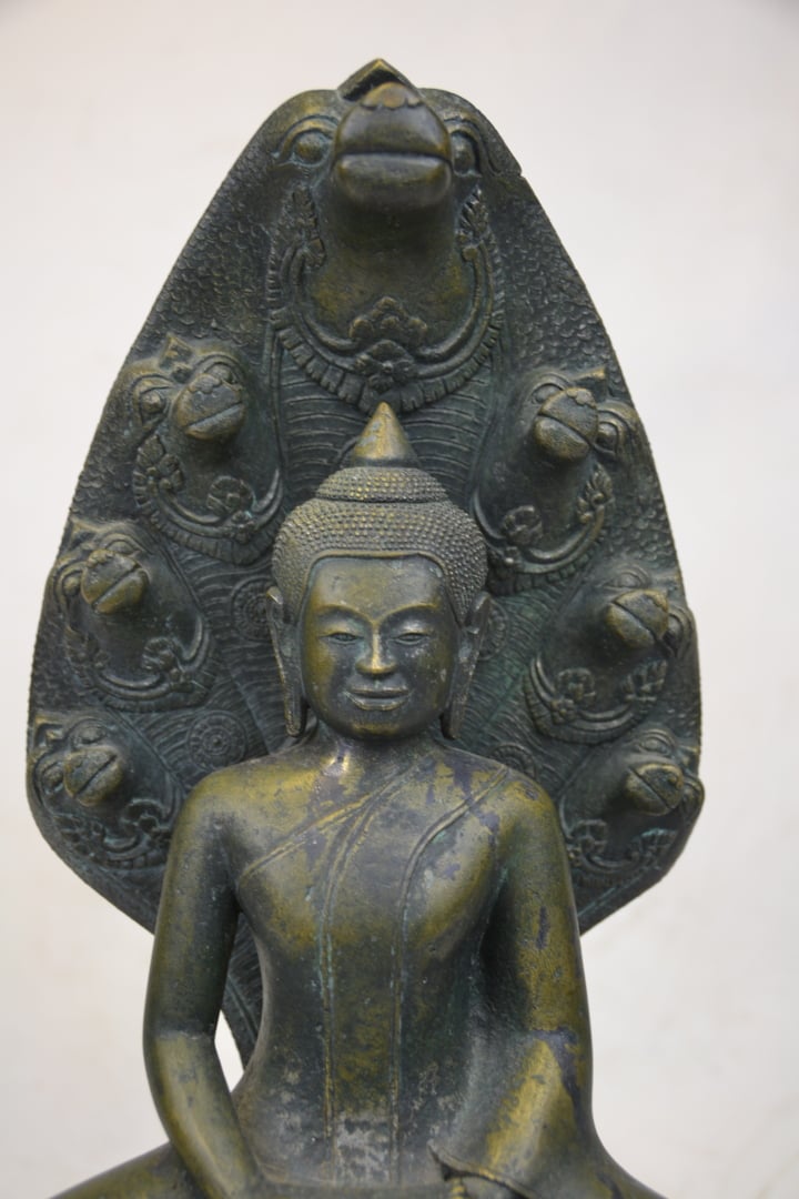 STATUAIRE EN BRONZE REPRESENTANT SHAKYAMUNI SUR LE NAGA - XIXe siècle, Asie du…