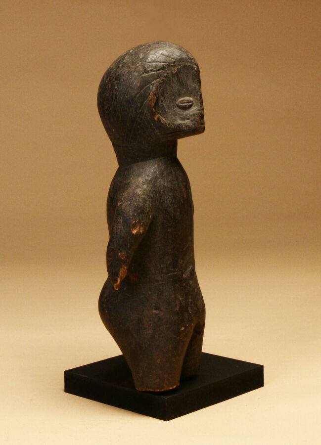 Statue au visage en coeur, , en bois léger à ancienne patine brune, Ngbaka,éros…