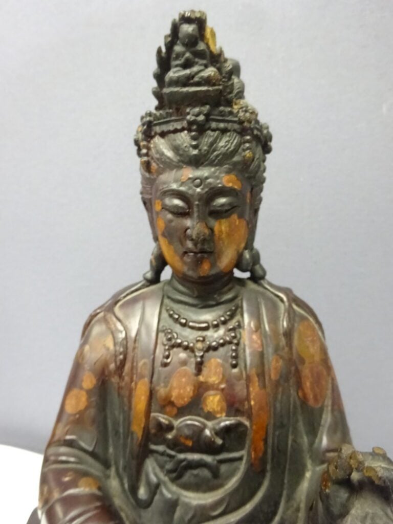 STATUE D'UNE DIVINITE EN BOIS LAQUE - XXe siècle - Assis sur un socle carré, el…