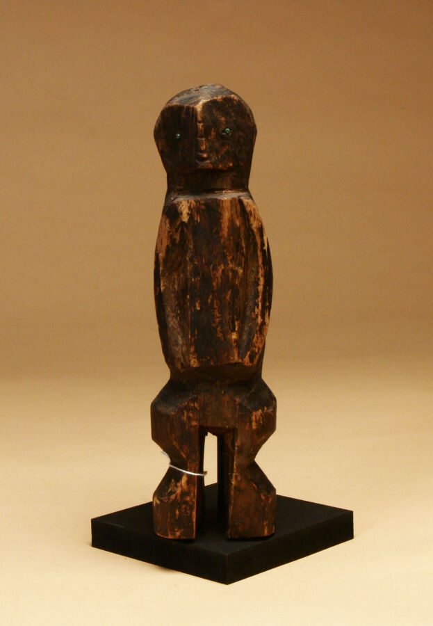 Statue en bois à ancienne patine oxydée, le syeux incrustés de micro perles ver…