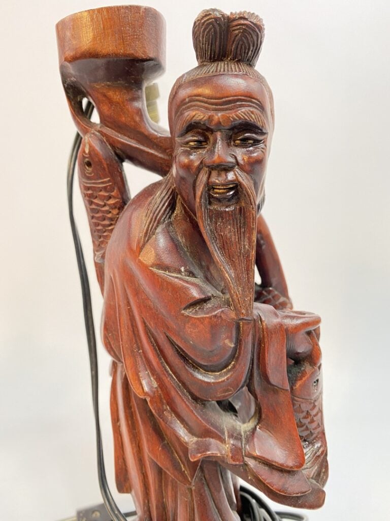 STATUE EN BOIS A L'EFFIGIE D'UN PECHEUR - Chine - Il est représenté debout tena…