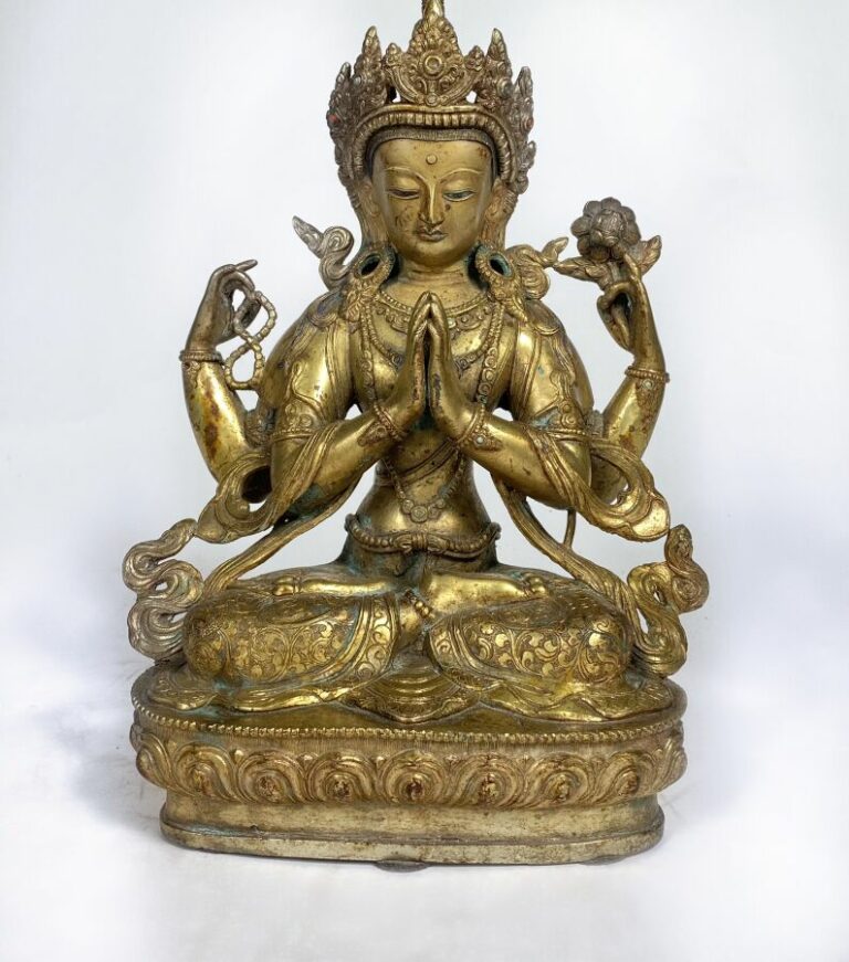 Statue en bronze doré Chenrezig / Avalokiteshvara à 4 Bras, en position du lotu…