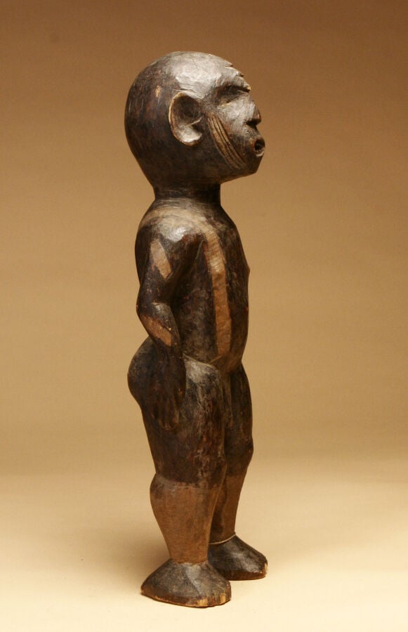 Statue masculine au visage scarifié ,, bois à patine pyrogravée, Banda, 47 cm,…