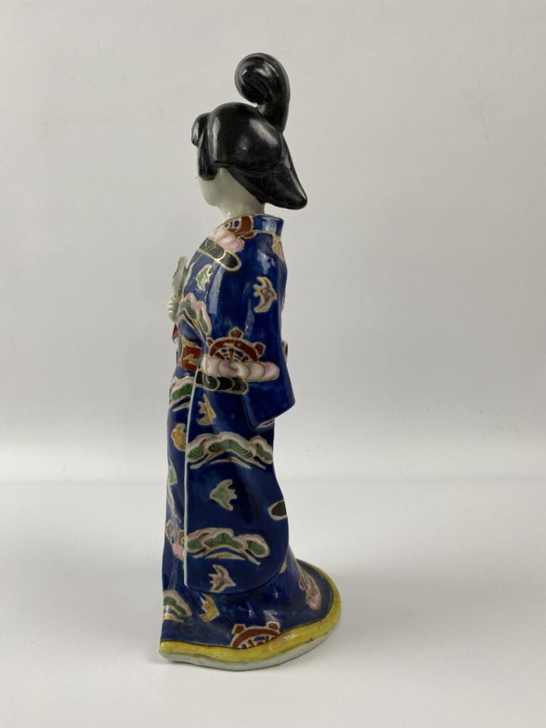 Statuette de japonaise en porcelaine émaillée polychrome (manque à l'éventail).…