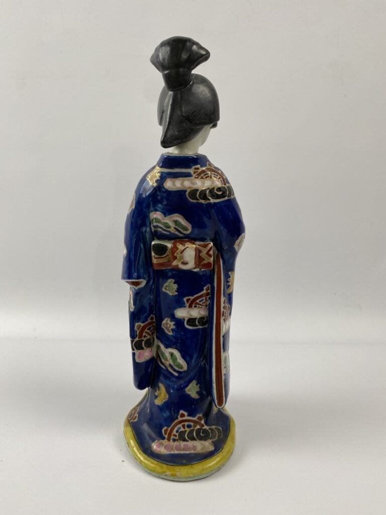 Statuette de japonaise en porcelaine émaillée polychrome (manque à l'éventail).…