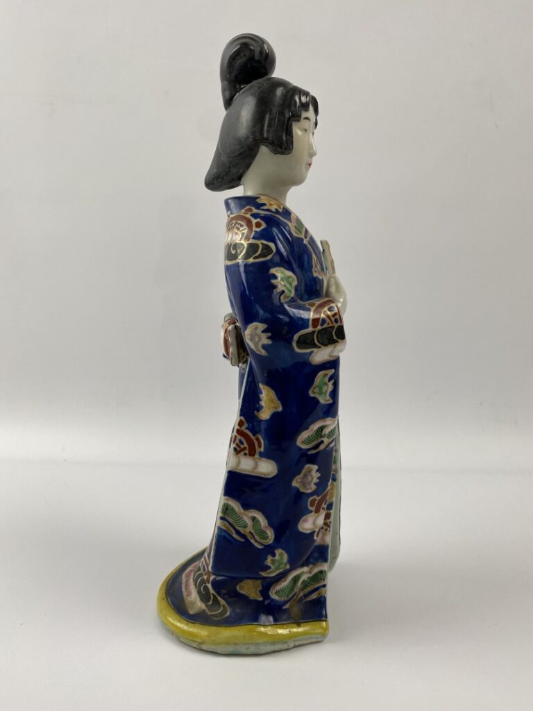 Statuette de japonaise en porcelaine émaillée polychrome (manque à l'éventail).…