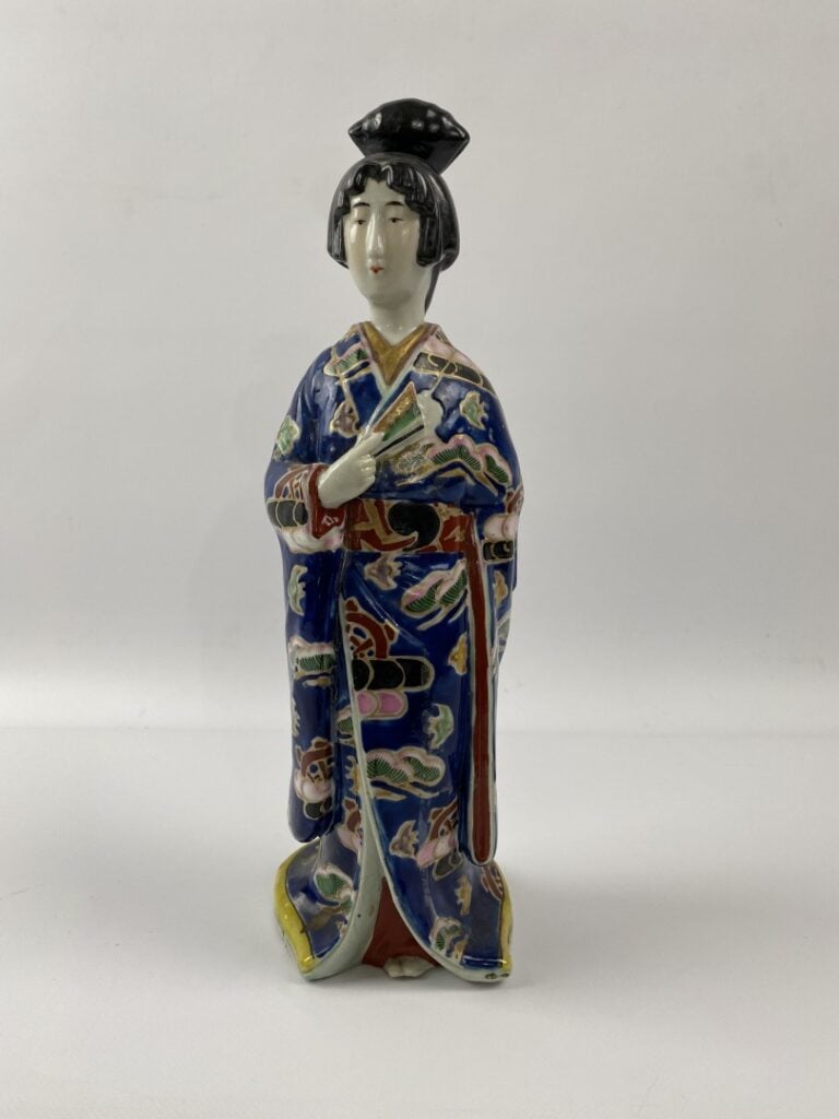 Statuette de japonaise en porcelaine émaillée polychrome (manque à l'éventail).…