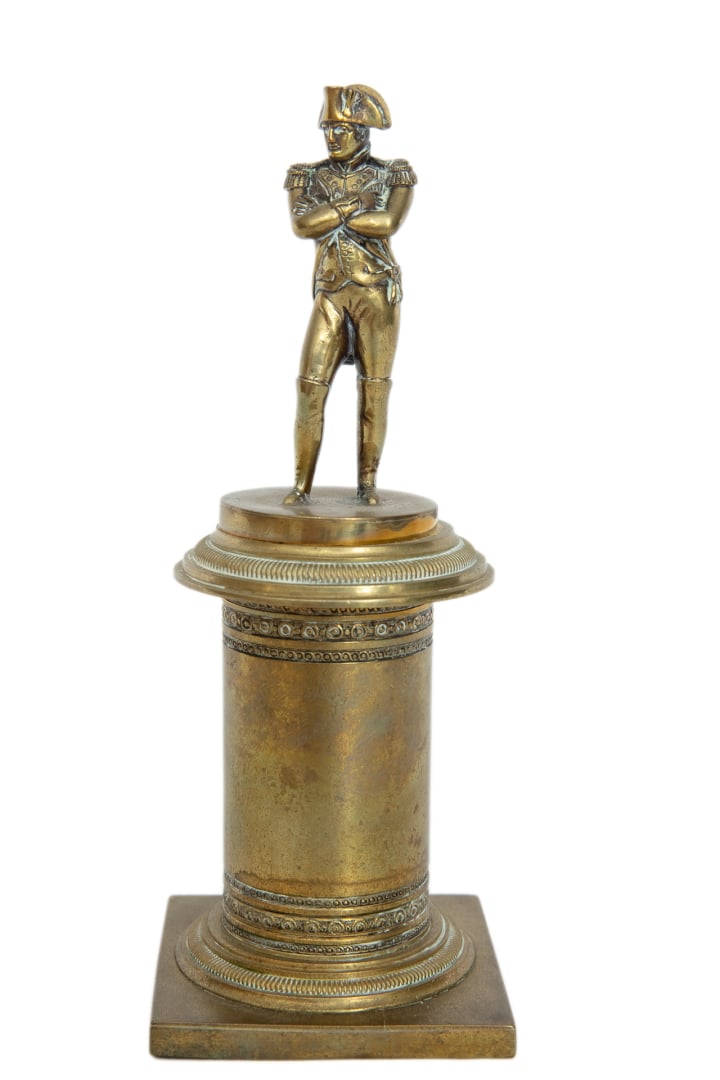 Statuette en laiton représentant Napoléon I debout les bras croisés sur un socl…
