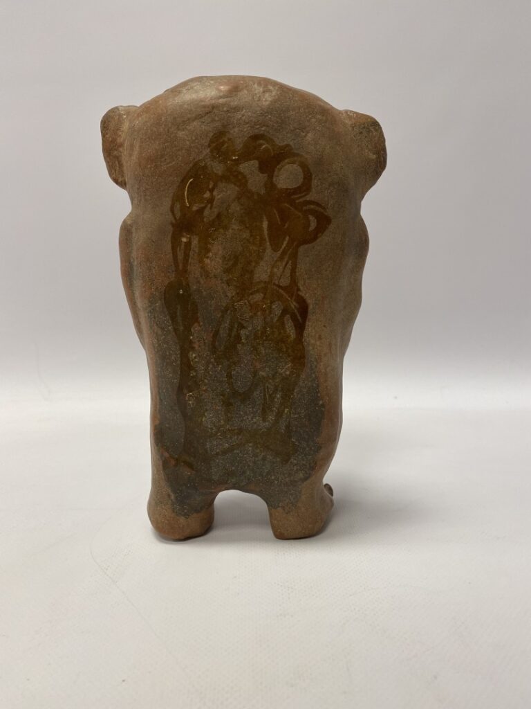 Statuette en terre cuite, style Maya (traces de polychromie), dans un encadreme…