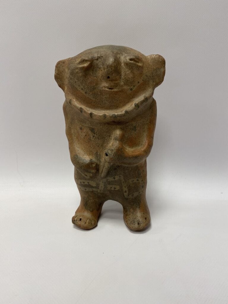 Statuette en terre cuite, style Maya (traces de polychromie), dans un encadreme…