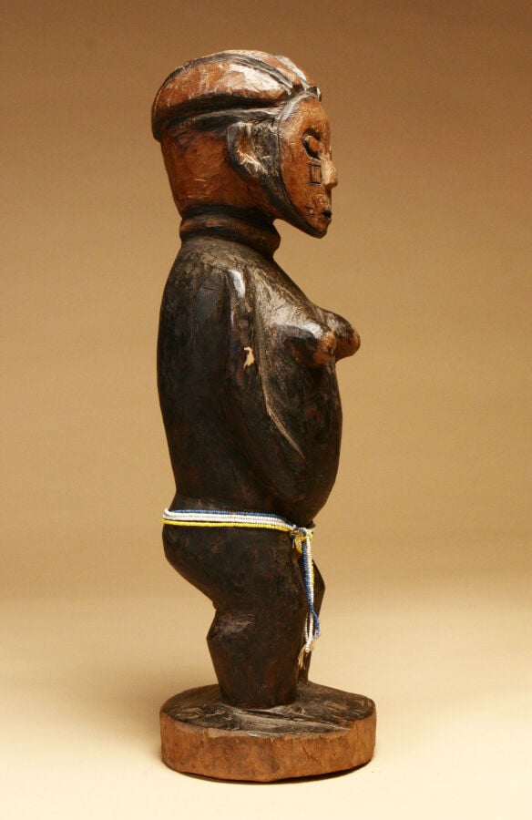 Statuette féminine , en bois dur, le visage scarifié, Banda,collectée en 1954 p…